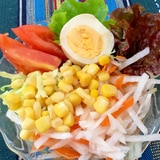 生野菜とコーンのサラダ